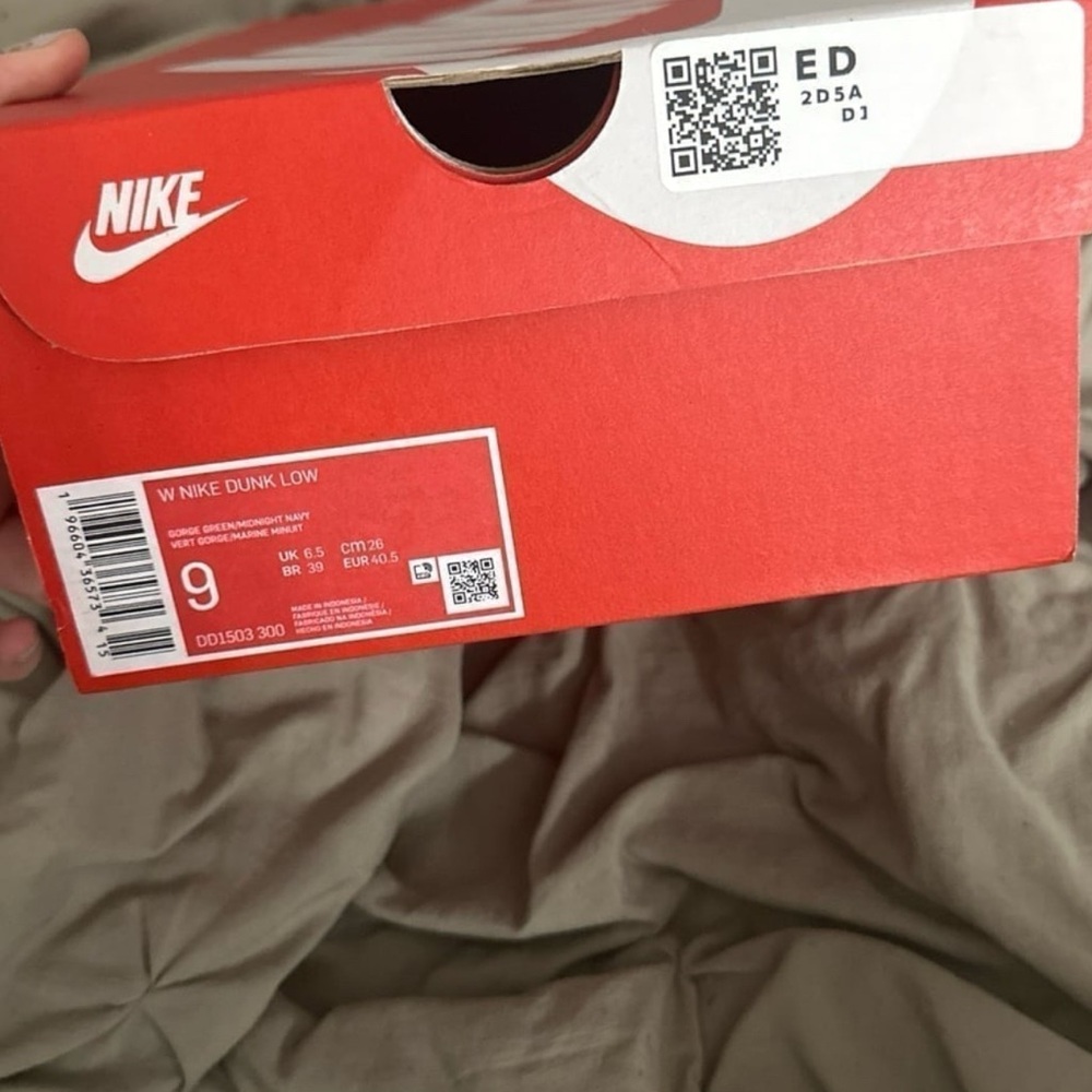 Nike Men's Green and White Sneakers - Picture 7 of 7